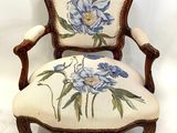 une image représentant une chaise ornée de fleurs bleues