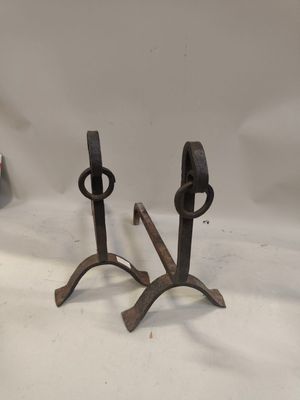 une paire de bougeoirs anciens en fer sur fond blanc