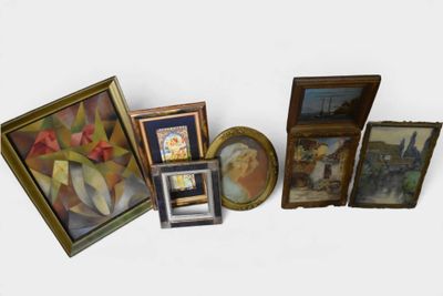 de nombreux tableaux et photos encadrés accrochés au mur