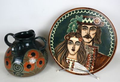 une assiette sur laquelle figurent un homme et une femme, à côté d'un vase