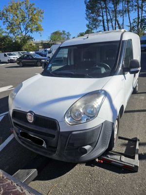 la petite camionnette blanche est garée dans le parking