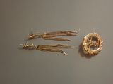 une photo d'un collier en or et d'une paire de boucles d'oreilles