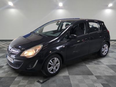 la photo d'une voiture noire garée dans un garage