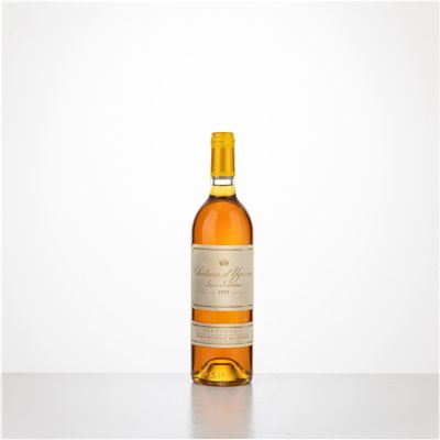 une bouteille de vin posée sur une table