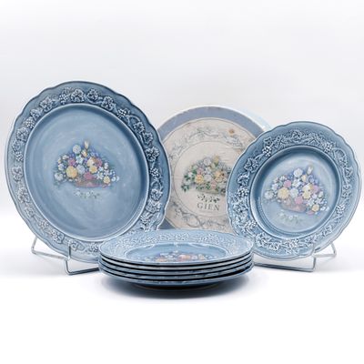 un grand nombre d'assiettes posées sur une table