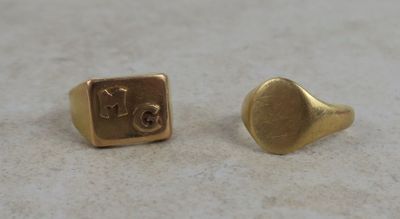 un gros plan sur une paire de boucles d'oreilles en or posées sur une table