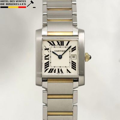 une image représentant une montre-bracelet en argent et en or, avec des chiffres romains