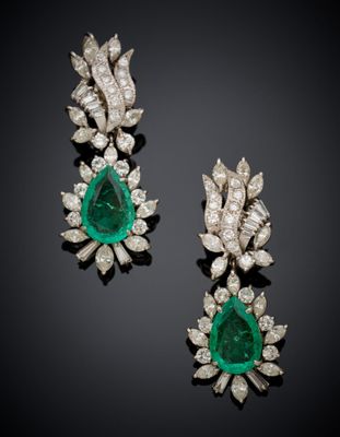 une paire de boucles d'oreilles en émeraude et diamant