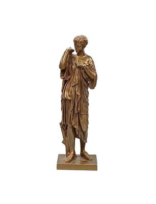 statue en bronze représentant un homme tenant un oiseau, sur fond blanc
