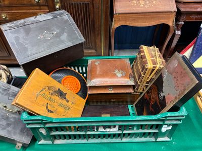 une caisse verte remplie d'objets divers posée sur une table verte