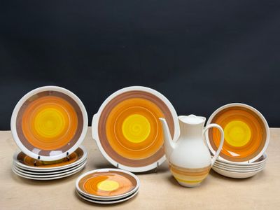 beaucoup d'assiettes et de tasses sur une table