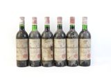 six bouteilles de vin sont alignées sur une surface blanche