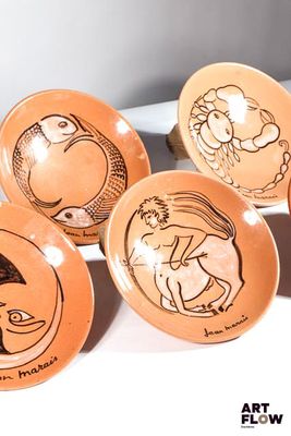 quatre assiettes en céramique ornées de dessins d'animaux sur fond blanc