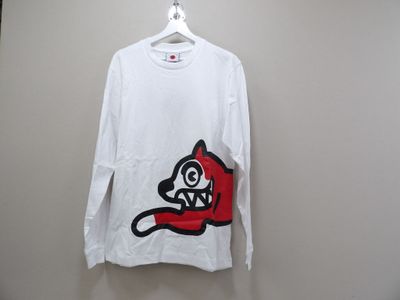 chemise blanche à manches longues ornée d'un chat rouge et noir
