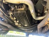 un gros plan d'un moteur de moto rouillé