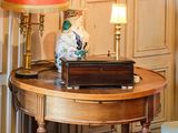 une petite table sur laquelle est posée une lampe, dans un coin de la pièce