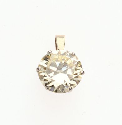 gros plan d'un pendentif en diamant sur fond blanc