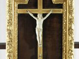 une croix en or avec un crucifix dans un cadre en or