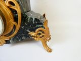 une horloge posée sur une table
