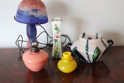 a table with a lamp, a vase, and a picture frame on it