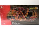 la boîte d'un modèle de grande roue est posée sur une surface blanche