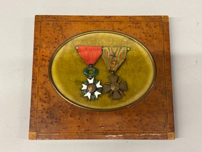 Ensemble de deux encadrés. Comprenant: - Photo 1