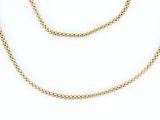 un collier à chaîne en or sur fond blanc