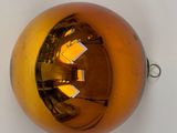 une décoration en verre dans laquelle se reflète une maison