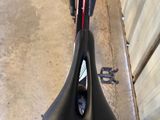 un gros plan d'un vélo avec une selle
