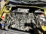 une voiture jaune équipée d'un moteur et une voiture jaune avec un capot noir