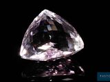 gros plan d'un diamant rose sur une surface noire