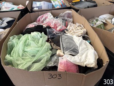 de nombreux cartons remplis de vêtements et d'autres objets