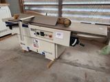 une machine qui se trouve dans un garage