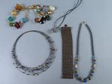 de nombreux colliers et bracelets différents disposés sur une table