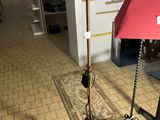 une lampe posée sur un pied dans un magasin
