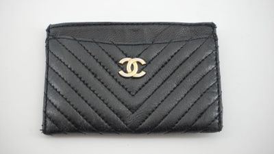 un sac à main noir avec un logo doré sur le devant