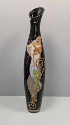 un vase noir orné d'une image représentant une femme