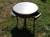 une petite table posée dans l'herbe, sur laquelle se trouve un miroir