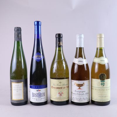 plusieurs bouteilles de vin sont alignées sur une table