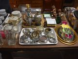 une table sur laquelle se trouvent de nombreux objets en argent