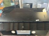une boîte noire posée sur une table
