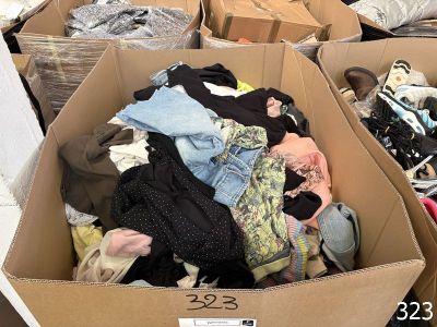 une boîte en carton remplie de vêtements et d'autres objets