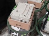 de nombreux cartons d'équipements électroniques superposés