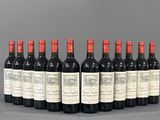 un lot de six bouteilles de vin rouge posées sur une table