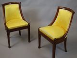 paire de chaises avec un revêtement jaune revêtement revêtement revêtement revêtement revêtement revêtement revêtement revêtement revêtement