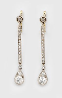 une paire de boucles d'oreilles en diamant et or