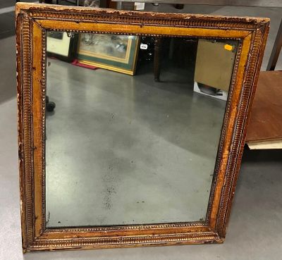 un miroir posé sur le sol de la pièce