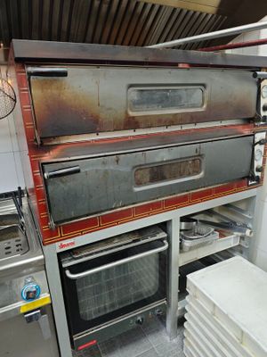 de nombreux fours installés dans une cuisine disposant d'un grand plan de travail