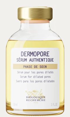 un gros plan d'un flacon de sérum Dermoporee sur fond blanc