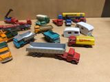 beaucoup de camions miniatures posés sur la table